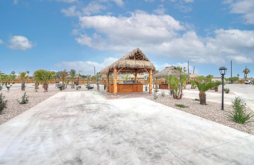 Port Aransas Alquiler De RV | RV Site Only! Pool, In Town, Dog Park, Fishing, Wifi, Laundry Room
