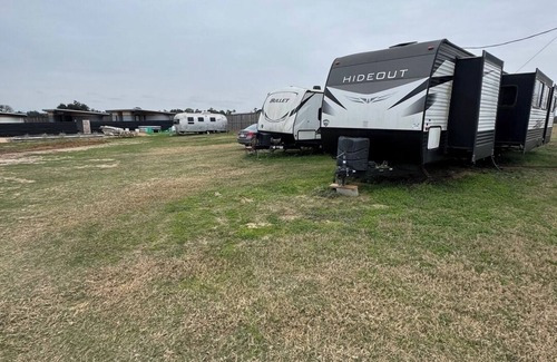 Round Top Alquiler De RV | RV Spot #5 @ The Halles