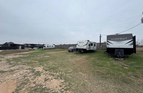 Round Top Alquiler De RV | RV Spot #5 @ The Halles