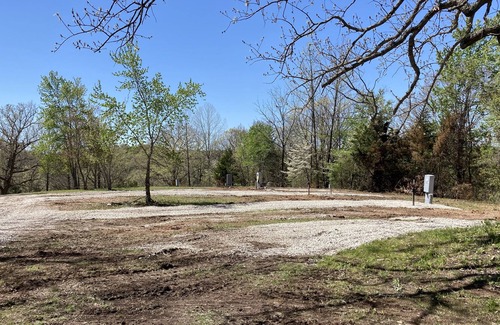 Russell Alquiler De RV | RV/tent spot in the Ozarks on the Niangua River