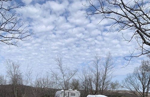 Russell Alquiler De RV | RV/tent spot in the Ozarks on the Niangua River