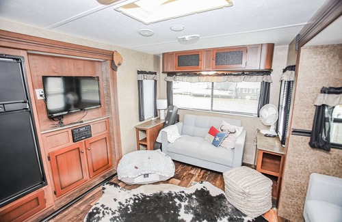 Cedar Lane Cabina | (RV2) Paradise in Sargent. Saltwater canal, minutes to ICW and beach.