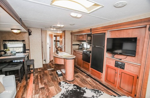 Cedar Lane Cabina | (RV2) Paradise in Sargent. Saltwater canal, minutes to ICW and beach.