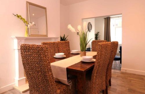 Newton-le-Willows Casa | Rydal house 2 bedroom house with upstairs bathroom