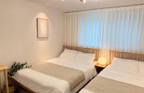 Seokchon-dong Casa | Rym Stay, Cozy 2BR, 3 Beds with Kitchen near Lotte Tower