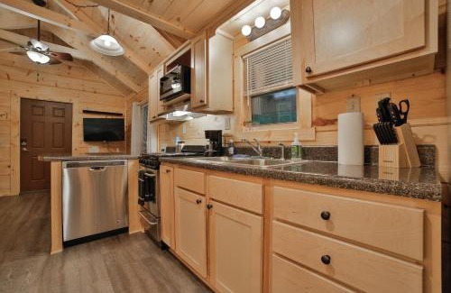 Lookout Valley Neighborhood Association Casa | Ryon Tiny Home Cabin City-side Rustic Retreat