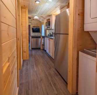 Lookout Valley Neighborhood Association Casa | Ryon Tiny Home Cabin City-side Rustic Retreat