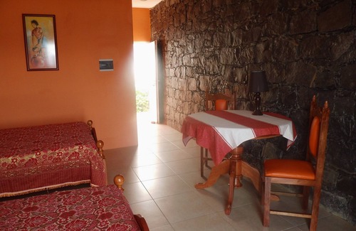 Pedra Badejo Casa | San José Villa, casas de huéspedes Isla Santiago: Habitación Doble "tangerina