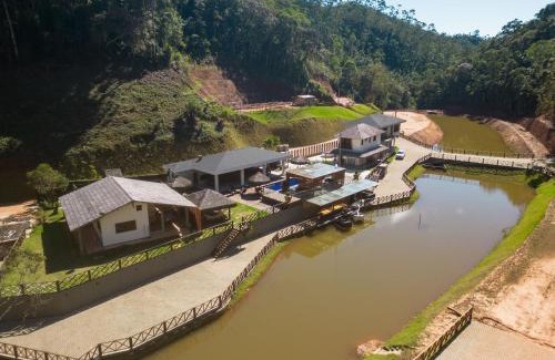 Vitor Hugo Casa | Sítio Cinco Folhas, recanto com vista pra montanha