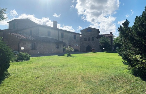Abbadia a Isola Apartamento | S.M.L'ARCO a dip in the green, in the heart of Tuscany