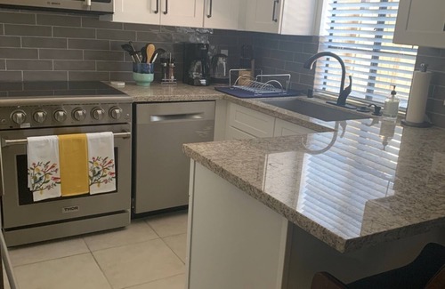 Palm Desert Condominio | S. Palm Desert Condo seconds to Pool & El Paseo