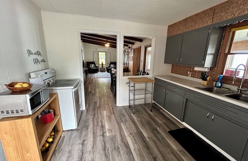 Detroit Lakes Cabaña | S Side Lake Melissa ~ Flat Lot ~ Heart of DL Lakes Country ~ Sunroom ~ Sandy