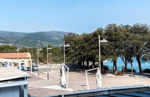 Sirolo Apartamento | S035 - Sirolo, trilocale in piazza con vista mare