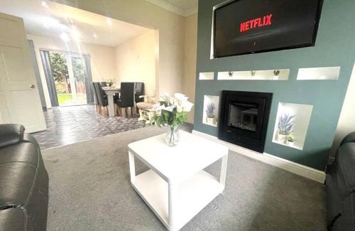 Harehills Casa | (S12) Bright 3 Bed Home With Free Parking Leeds