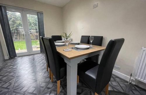 Harehills Casa | (S12) Bright 3 Bed Home With Free Parking Leeds