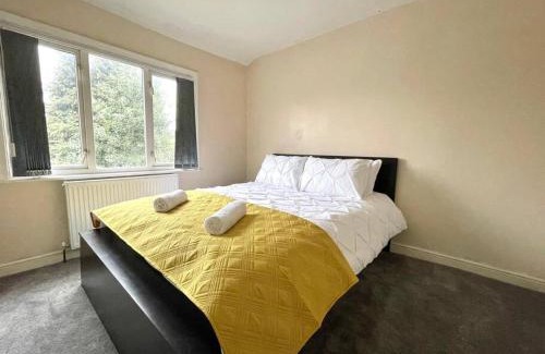 Harehills Casa | (S12) Bright 3 Bed Home With Free Parking Leeds