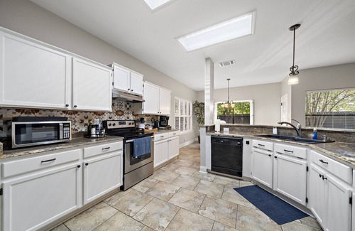 North San Antonio - SAT Casa | SA Golf Home Nr Six Flags | Wi-Fi | BBQ | Games