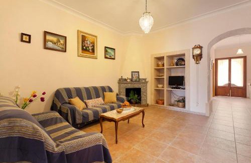 Maria de la Salut Casa | Sa Raval