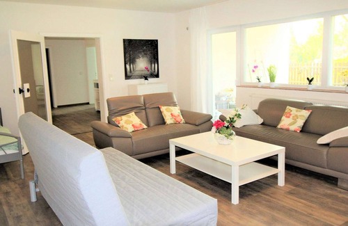 Sankt Augustin Apartamento | SA04 Apartment in Sankt Augustin with bathroom and LED TV