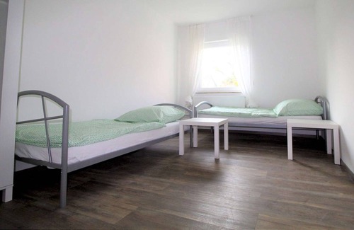 Sankt Augustin Apartamento | SA04 Apartment in Sankt Augustin with bathroom and LED TV