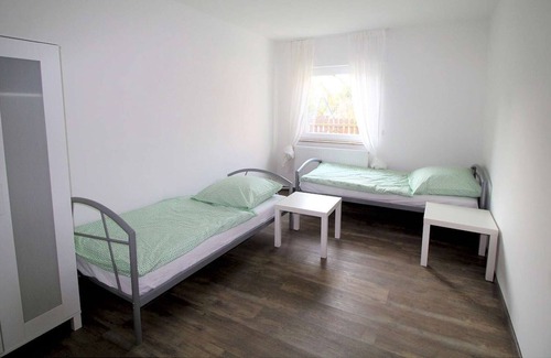 Sankt Augustin Apartamento | SA04 Apartment in Sankt Augustin with bathroom and LED TV