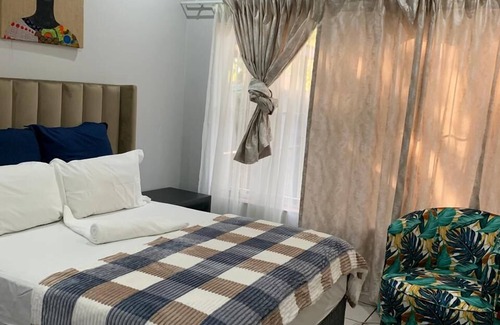 Queenswood Casa | Saba Saba Guest House