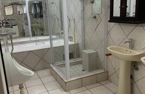 Queenswood Casa | Saba Saba Guest House