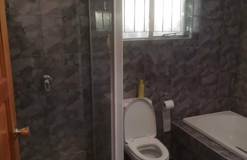 Queenswood Casa | Saba Saba Guest House
