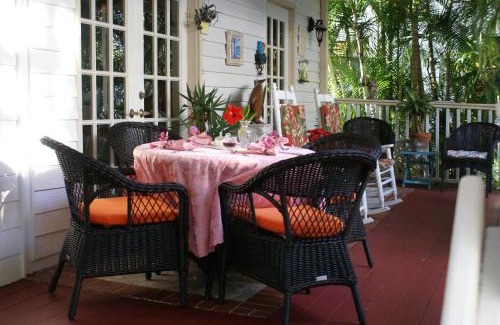 Parrot Cove Cama Y Desayuno | Sabal Palm House Bed and Breakfast