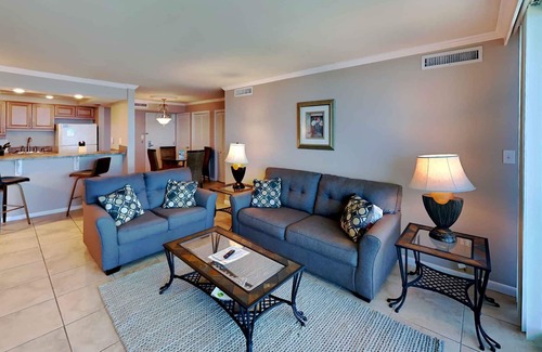Villa Sabine Condominio | Preciosas vistas al agua ~ Cerca de la playa ~ Balcón privado y piscina comunitaria!