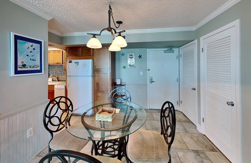 Villa Sabine Condominio | Hermosas vistas a la playa desde este condominio en Pensacola Beach ~ Piscina comunitaria ~ ¡Pasos a la playa!