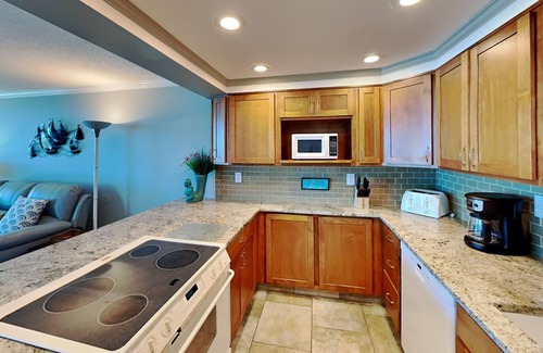 Villa Sabine Condominio | Hermosas vistas a la playa desde este condominio en Pensacola Beach ~ Piscina comunitaria ~ ¡Pasos a la playa!