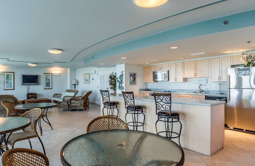 Villa Sabine Condominio | Hermosas vistas a la playa desde este condominio en Pensacola Beach ~ Piscina comunitaria ~ ¡Pasos a la playa!