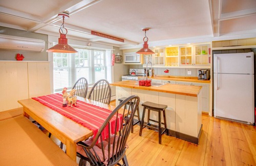 Carroll County Casa | Saco Access Farmhouse-Dog friendly-Fireplaces