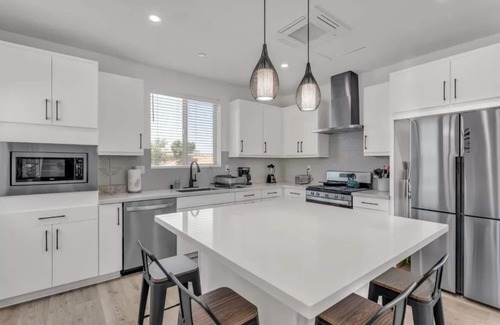 Southwestern Sacramento Casa | Sacramento Serenity: 2BR Home w/ Parking & Laundry