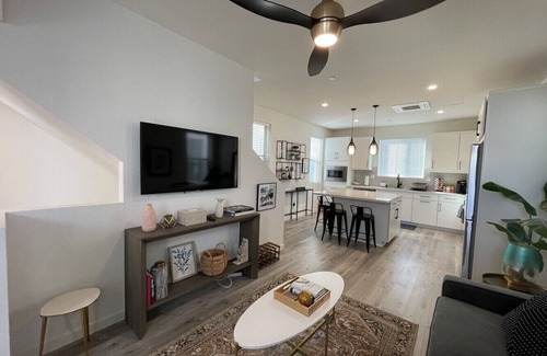 Southwestern Sacramento Casa | Sacramento Serenity: 2BR Home w/ Parking & Laundry