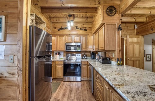 Gatlinburg Cabina | "CABINA DE MONTAÑA SAGRADA" - ELEGANTE, AMIGABLE CON LAS MASCOTAS, 3 CAMAS DE REY Y PAISAJE MAGNÍFICO