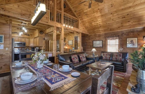 Gatlinburg Cabina | "CABINA DE MONTAÑA SAGRADA" - ELEGANTE, AMIGABLE CON LAS MASCOTAS, 3 CAMAS DE REY Y PAISAJE MAGNÍFICO
