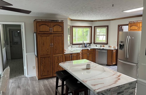 Fayetteville Casa | Sacred Spacious 5-bedroom Sanctuary in lovely Fayetteville with fitness room, AC