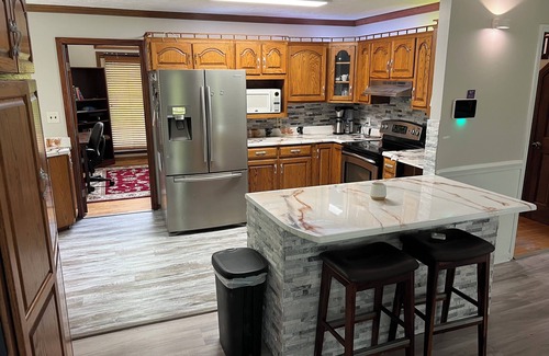 Fayetteville Casa | Sacred Spacious 5-bedroom Sanctuary in lovely Fayetteville with fitness room, AC