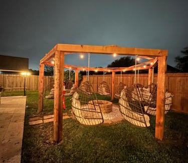 Houston Casa | Saddle n Spurs BNB, 25 minutes to downtown, pool, fire pit, grill