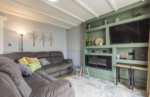 St. Florence Casa | Saddlers Cottage with indoor pool, tennis court and lots more Tenby area