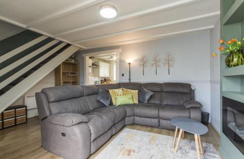 St. Florence Casa | Saddlers Cottage with indoor pool, tennis court and lots more Tenby area