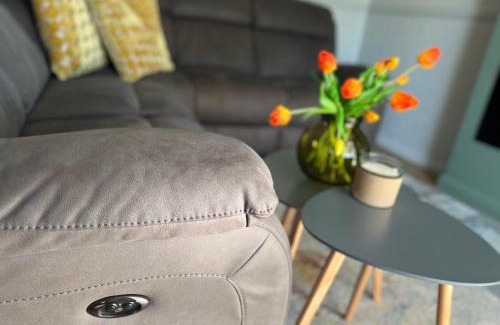 St. Florence Casa | Saddlers Cottage with indoor pool, tennis court and lots more Tenby area