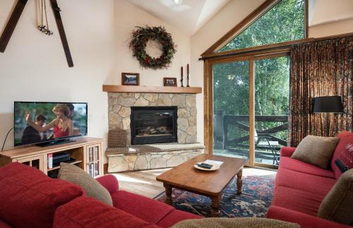 Four O'Clock Casa | Saddlewood Snowbird Townhome - Ski-In Ski-Out - Hot Tub