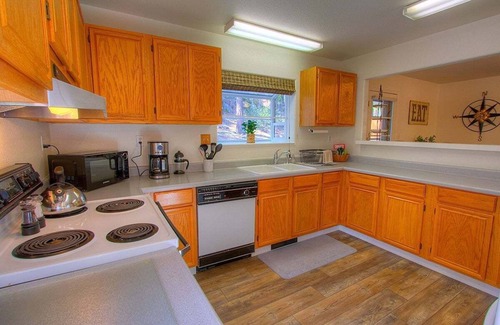 Lincoln Park Casa | Sadie's Hustle-Walk to Beach-Pool Table (NVH0823)