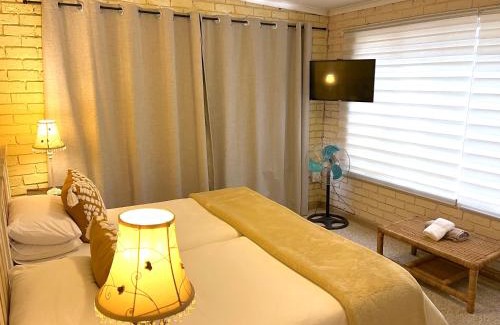Kempton Park Hotel | Safari Club Guest Lodge OR Tambo International Airport