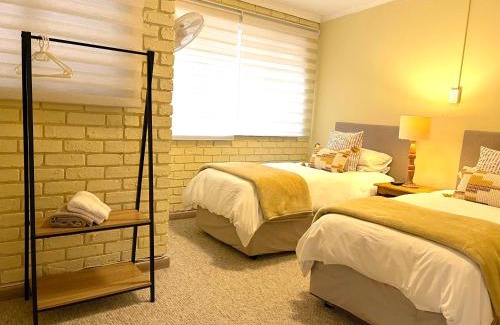 Kempton Park Hotel | Safari Club Guest Lodge OR Tambo International Airport