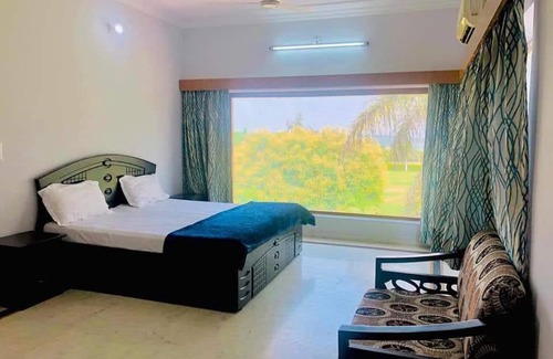 Gurugram Apartamento | Safari farmhouse Gurgaon