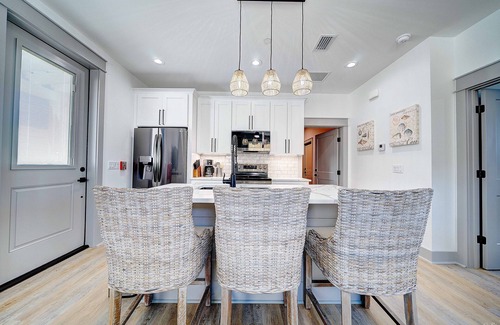 Crescent Beach Casa | Safari Street Stay - Steps 2 Beach! 2 units for 1 price! Sleep 16!